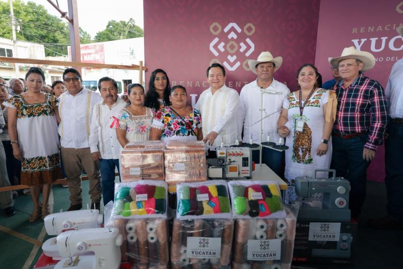 Marta Cecilia cosía con una máquina antigüita (1) Marta Cecilia cosía con una máquina “antigüita”; hoy recibió una nueva y va a enseñar el oficio a sus hijas: 1,076 apoyos para mujeres de 41 municipios
