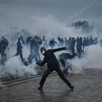 Protestas en Francia ante los recortes presupuestarios y la crisis económica Deuda y protestas agravan la crisis política en Francia