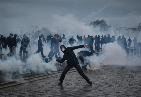 Deuda y protestas agravan la crisis política en Francia