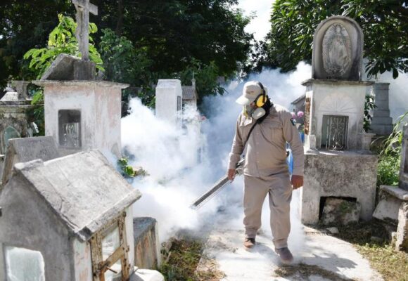 Yucatán refuerza la fumigación en panteones por Días de Fieles Difuntos